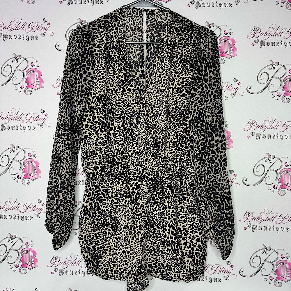 Guess romper shorts long sleeve animal printt leopard cheetah keyhole opening